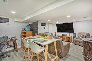 ein Wohnzimmer mit einem Tisch und einem Sofa in der Unterkunft Saddle Brook Studio with Patio - Near NYC! in Saddle Brook
