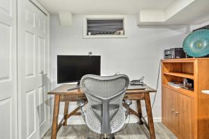TV a/nebo společenská místnost v ubytování Saddle Brook Studio with Patio - Near NYC!