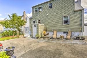 une grande maison avec une allée en face de celle-ci dans l'établissement Saddle Brook Studio with Patio - Near NYC!, à Saddle Brook