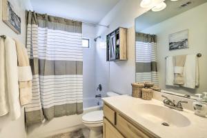 A bathroom at Updated Retreat with Game Room and Boat Ramp Access! Még 27 kép