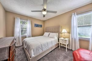 Un pat sau paturi într-o cameră la Jacksonville Home about 10 Mi to Downtown!