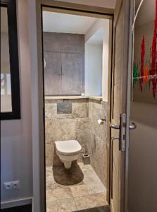 - Baño con aseo en una habitación con puerta en Le Lodgy - Cœur de la Vieille Ville - Majord'Home, en Annecy