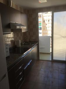eine Küche mit einer Spüle und einer Arbeitsplatte in der Unterkunft Apartamento Cullera-playa Parking Wifi in Cullera