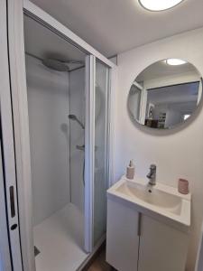 A bathroom at La petite Halte - Les Maisons de Madeleine