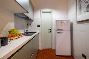 Kuchyňa alebo kuchynka v ubytovaní Salvia by PortofinoHomes