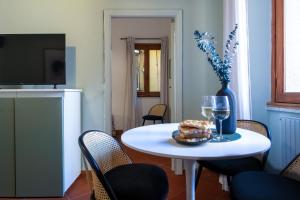 Televízia a/alebo spoločenská miestnosť v ubytovaní Salvia by PortofinoHomes