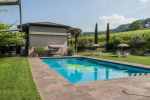 een zwembad in de tuin van een huis bij Residence Hof am Keller in Montagna