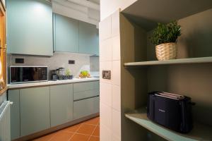 Kuchyňa alebo kuchynka v ubytovaní Salvia by PortofinoHomes
