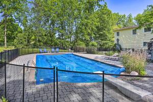 una piscina en el patio trasero de una casa en Spacious Hudson Valley Gem on Private 2 Acres!, 
