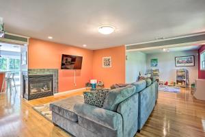 ein Wohnzimmer mit einem Sofa und einem Kamin in der Unterkunft Spacious Hudson Valley Gem on Private 2 Acres! 