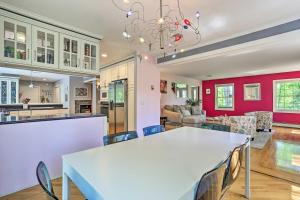 comedor y cocina con mesa blanca y sillas en Spacious Hudson Valley Gem on Private 2 Acres!, 