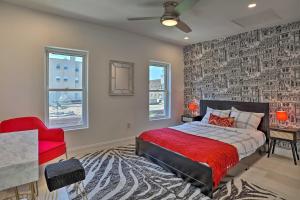 um quarto com uma cama vermelha e uma cadeira vermelha em Upscale and Unique Townhome in University City! em Filadélfia