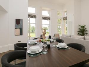 Un comedor con mesa y sillas de madera. en The Margaret Suite Stone Cross Mansion, en Ulverston