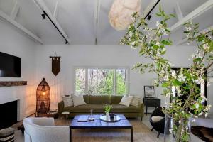 sala de estar con sofá y chimenea en Artist's Retreat In The Woods Five Acre Backyard, en Roxbury