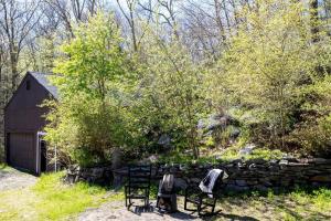 Imagen de la galería de Artist's Retreat In The Woods Five Acre Backyard, en Roxbury