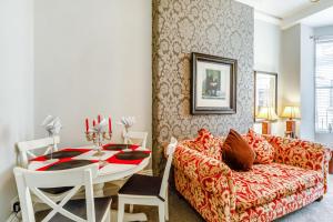 uma sala de estar com um sofá vermelho e uma mesa com uma mesa vermelha e branca em The Retreat em Wigton