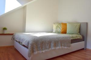 Posteľ alebo postele v izbe v ubytovaní NEW CENTRAL ROOFTOP with private WELLNESS, Sauna & Whirlpool bath