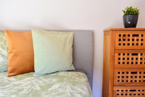 Postel nebo postele na pokoji v ubytování NEW CENTRAL ROOFTOP with private WELLNESS, Sauna & Whirlpool bath