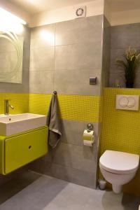 Koupelna v ubytování NEW CENTRAL ROOFTOP with private WELLNESS, Sauna & Whirlpool bath