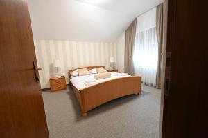 Un pat sau paturi într-o cameră la Hostel Sobe Drvorez