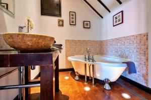 bagno con ampia vasca e lavandino di Finest Retreats - The Hayloft at Greystones a Swinderby