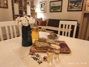 Makanan di atau berdekatan apartmen