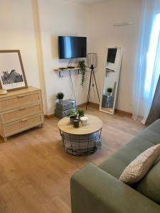 Televízia a/alebo spoločenská miestnosť v ubytovaní Le Studio de Léa