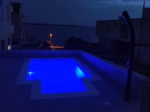 Hồ bơi trong/gần Dolphin view with a pool by the beach