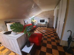 un soggiorno con divano rosso e pavimento a scacchi di SUITE BETTy a Mestre