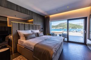 a bedroom with a large bed with a view of the ocean at Marinus Beach Hotel in Marina