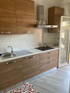 kuchnia z drewnianymi szafkami i zlewem w obiekcie Casa Belinda w mieście La Spezia