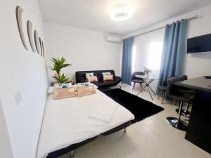 Postel nebo postele na pokoji v ubytování Precioso apartamento con piscinas y vistas al mar.