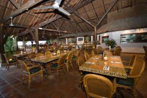 Ein Restaurant oder anderes Speiselokal in der Unterkunft Atlantis Dive Resort Puerto Galera 
