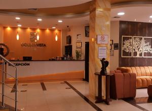 vestíbulo de un hotel con zona de espera en Hotel Golden Vista, en Santo Domingo de los Colorados
