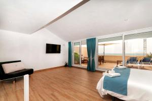 Telewizja i/lub zestaw kina domowego w obiekcie Suites At Sea II