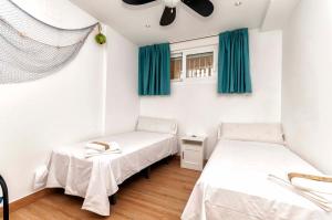 Łóżko lub łóżka w pokoju w obiekcie Suites At Sea II