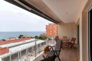 balkon ze stołem i krzesłami oraz widokiem na ocean w obiekcie Suites At Sea II w mieście Villajoyosa