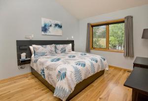 a bedroom with a bed and a window at Greenbrier Townhouse 36 in Avon