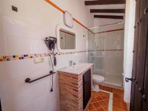 Koupelna v ubytování Tu Villa Rural Lentisco 8 Dormitorios Piscina privada