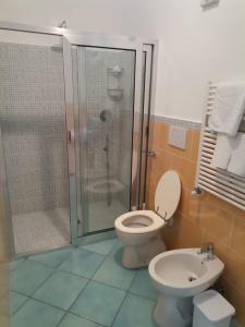 W łazience znajduje się prysznic, toaleta i umywalka. w obiekcie Residenz e Ristorante da Mimì w mieście Ischia