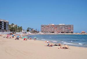 grupa ludzi siedzących na plaży w obiekcie Casa Galisa w mieście Torrevieja
