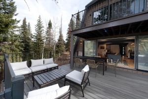eine Terrasse mit Stühlen und einem Tisch auf einem Haus in der Unterkunft 49330 Highway 550 in Durango Mountain Resort