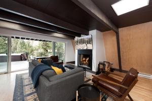 ein Wohnzimmer mit Couch und Kamin in der Unterkunft 49330 Highway 550 in Durango Mountain Resort