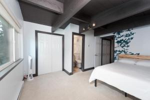 ein Schlafzimmer mit einem weißen Bett und ein Badezimmer in der Unterkunft 49330 Highway 550 in Durango Mountain Resort