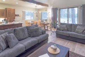 ein Wohnzimmer mit Couch und Tisch in der Unterkunft Pine Post Lodge in Bend