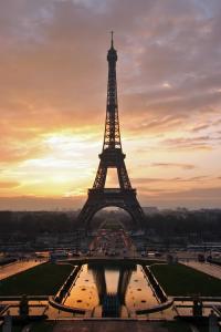 Zdjęcie z galerii obiektu Apartment Direct Views of Eiffel Tower & Sacré-Coeur from Mezzanine - 10 mins to Paris Center w Paryżu