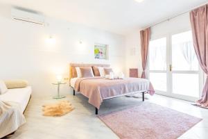 Postel nebo postele na pokoji v ubytování Šjor 2 BDR Apartment w grill