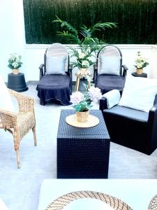 un patio con 2 sillas y una mesa y sillas sidx sidx sidx sidx en Nuevo Apto A Centrico Terraza Garaje Incluido, en Castro Urdiales