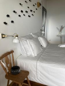 - une chambre dotée d'un lit avec des chauves-souris sur le mur dans l'établissement Casa de Santo Amaro, à Santo Amaro