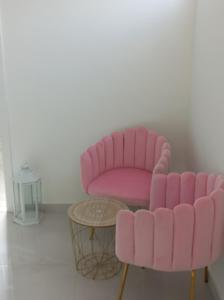una silla rosa y una mesa en una habitación en La Suite della casa bianca, en San Salvatore Telesino